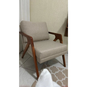 Poltrona Mona – Design Atemporal com Madeira Maciça e Conforto Sofisticado